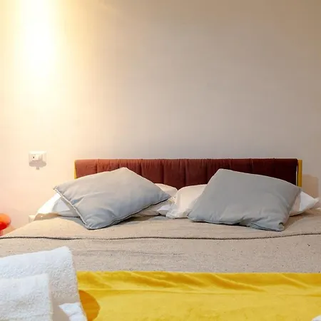 Apartman Sant'ambrogio With Courtyard *