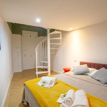Sant'ambrogio With Courtyard Apartman
