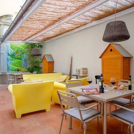 Sant'ambrogio With Courtyard Apartman *